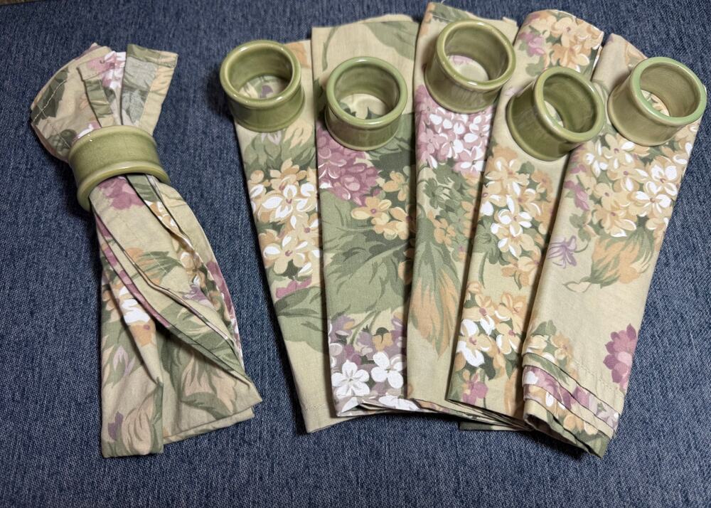Set Of 6 Cotton Napkins & Green Ceramic Rings Background Flowers 20”x 20”